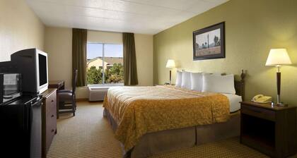 Travelodge by Wyndham Lansing IL