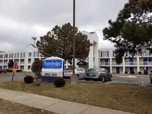Front of property - Townhouse Lansing Near Calumet City I-94/ I-80 (Lansing)