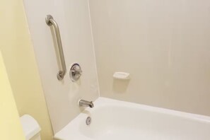 Combined shower/tub, free toiletries, hair dryer, towels - Townhouse Lansing Near Calumet City I-94/ I-80 (Lansing)