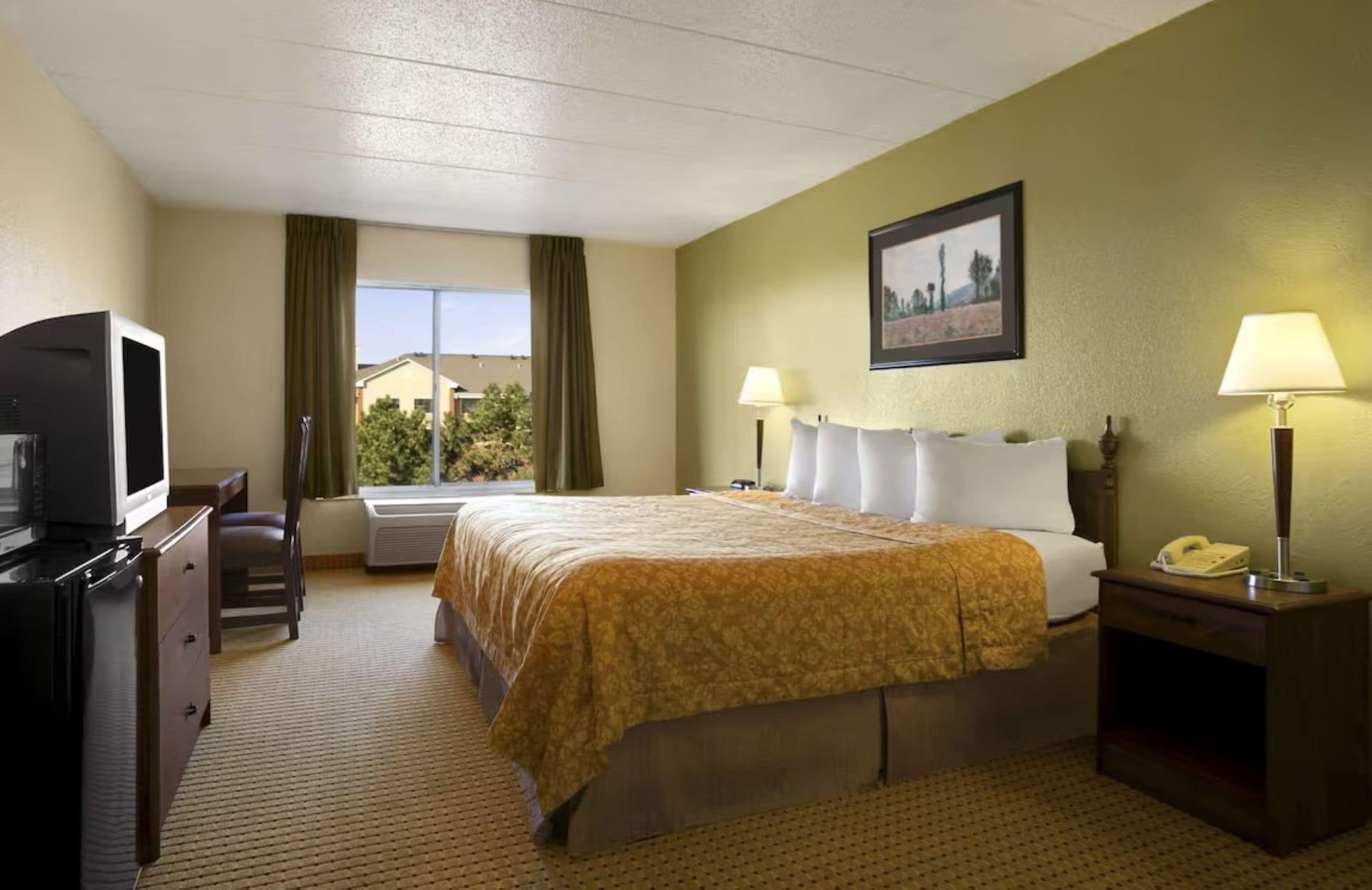 Desk, laptop workspace, iron/ironing board, free WiFi