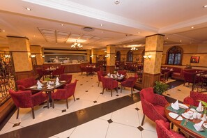 2 nhà hàng, phục vụ bữa sáng 