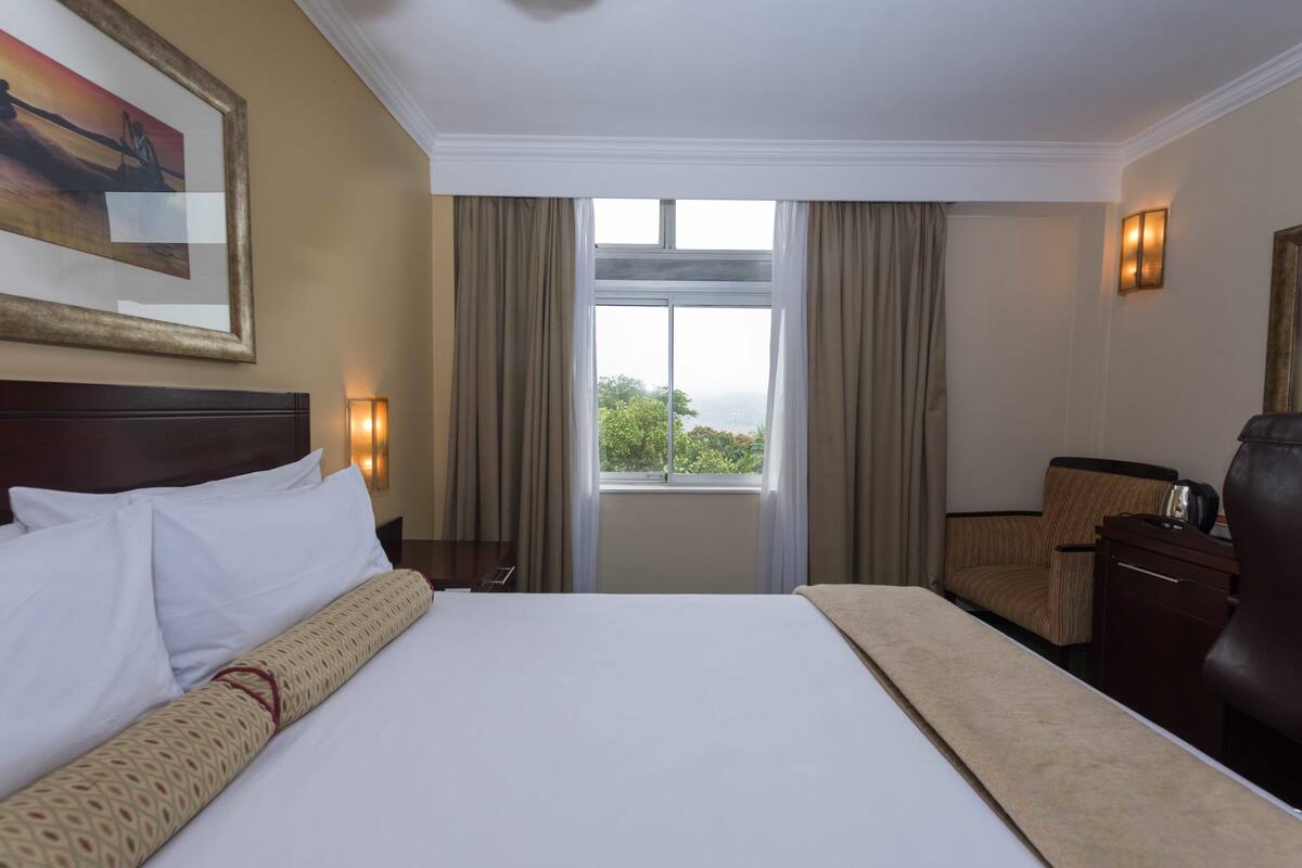Ropa de cama de alta calidad, edredones de plumas, minibar y caja fuerte