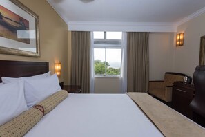 Bộ đồ giường cao cấp, chăn bông, minibar, két bảo mật tại phòng 