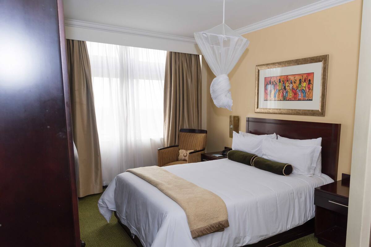 Ropa de cama de alta calidad, edredones de plumas, minibar y caja fuerte