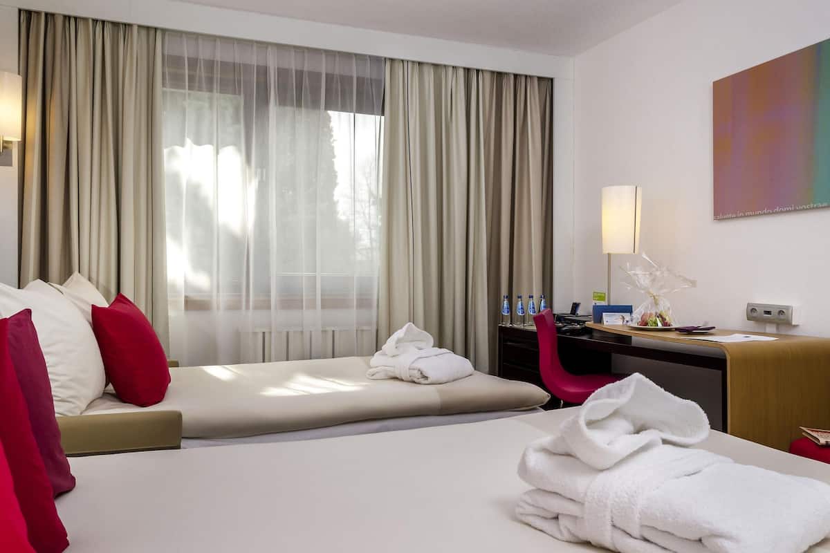 Standard Room, 1 Double Bed with Sofa bed | Hypo-allergenic bedding, in-room safe, desk, blackout curtains