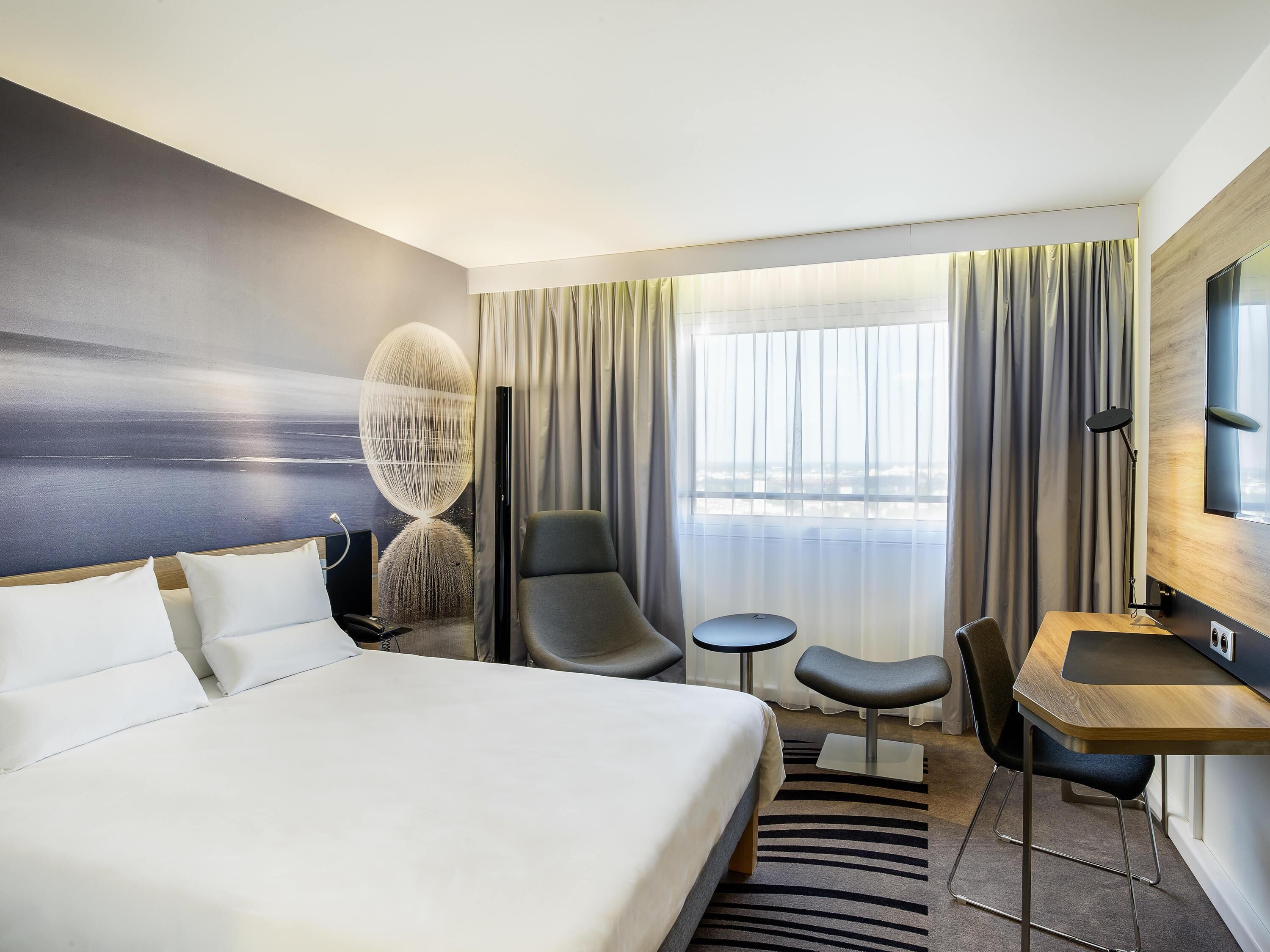 低刺激性寝具、セーフティボックス (室内)、デスク、遮光カーテン