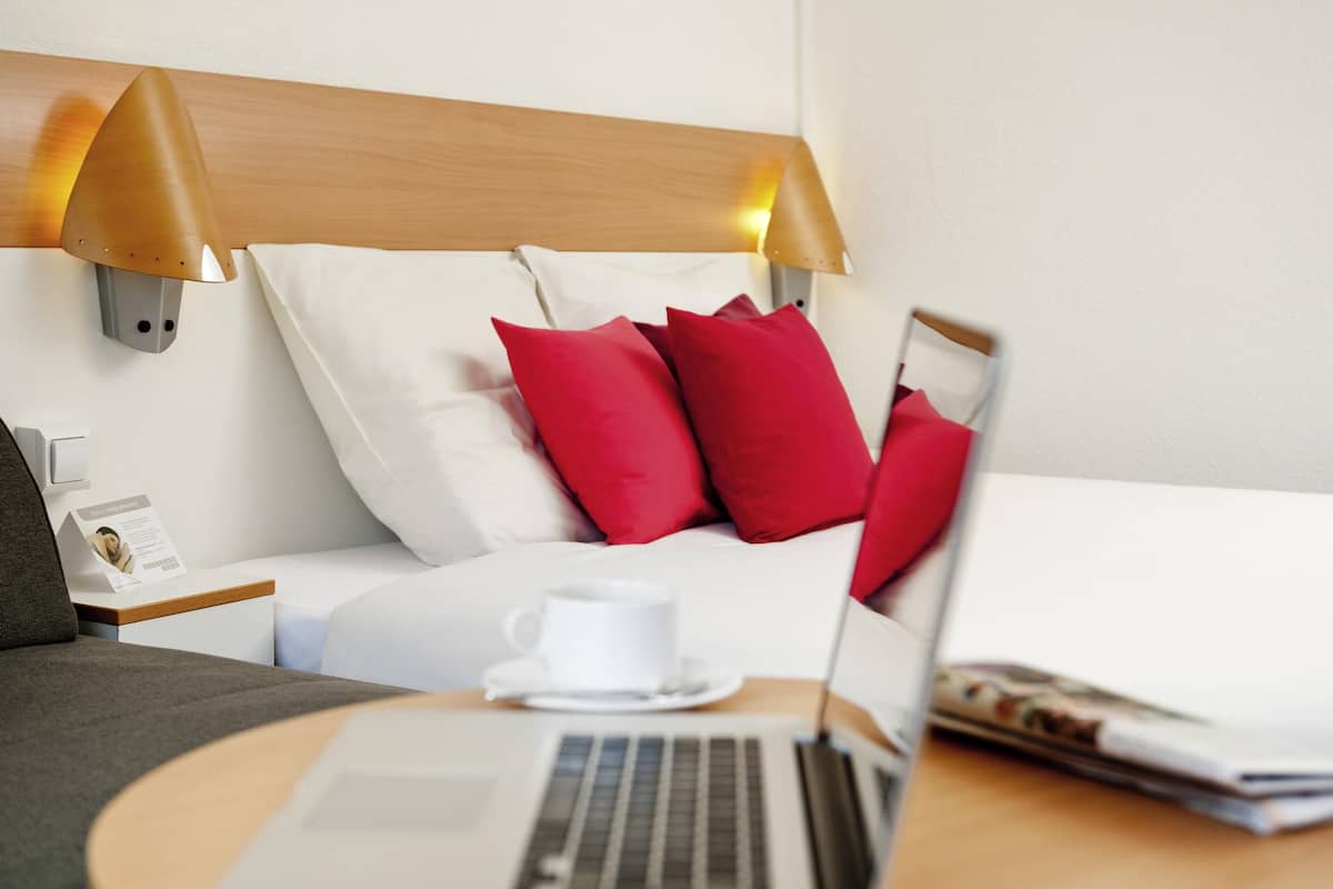 Hypo-allergenic bedding, in-room safe, desk, blackout curtains