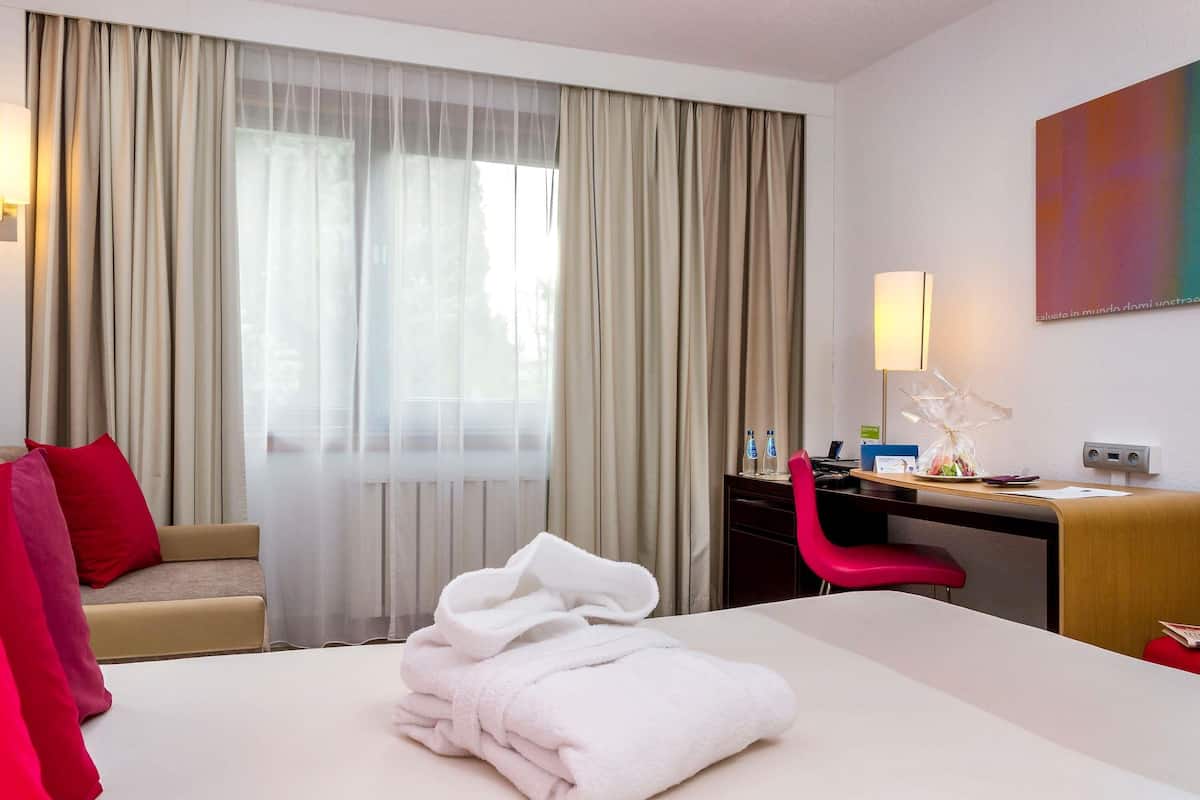Hypo-allergenic bedding, in-room safe, desk, blackout curtains
