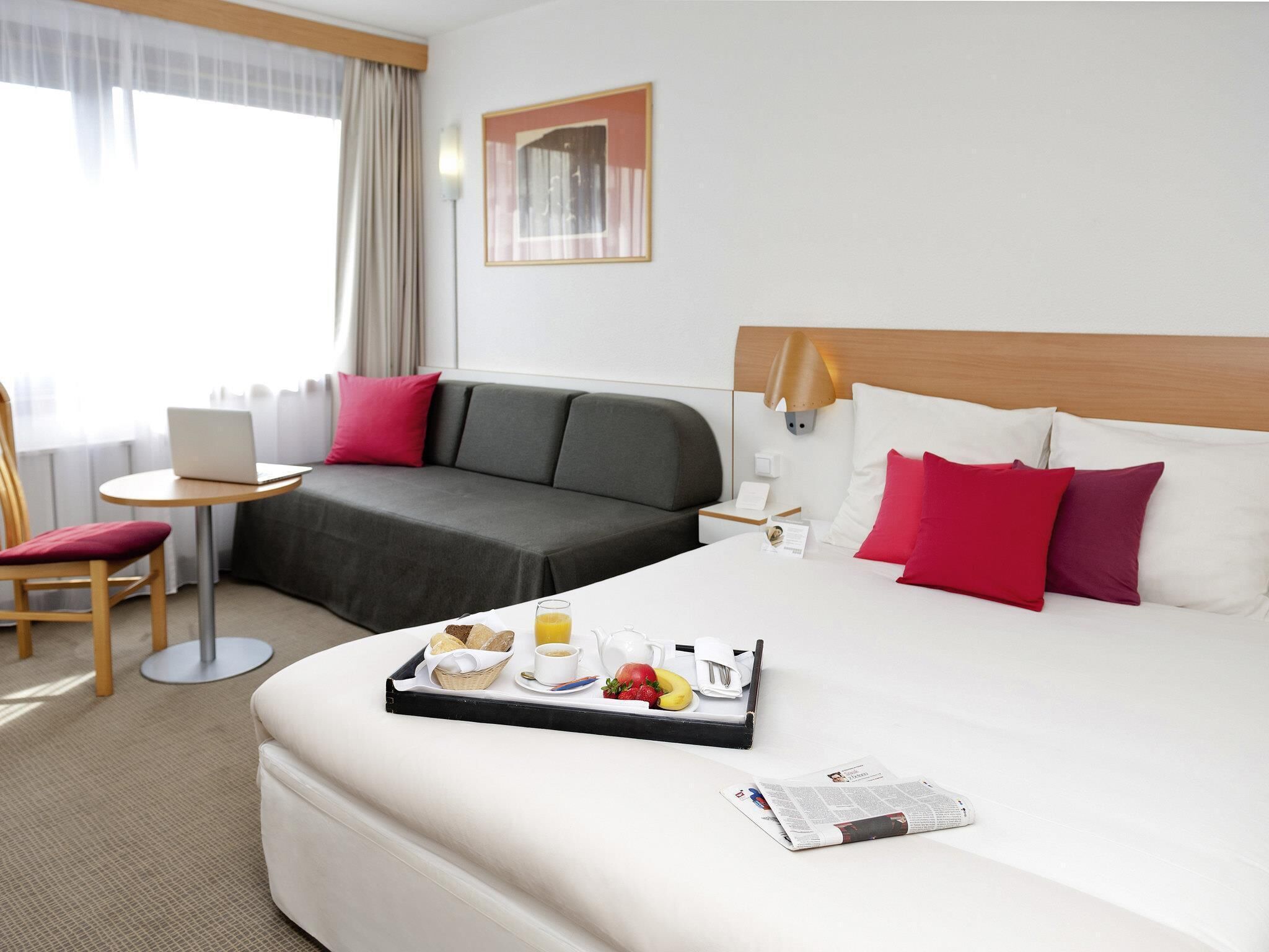 Hypo-allergenic bedding, in-room safe, desk, blackout curtains