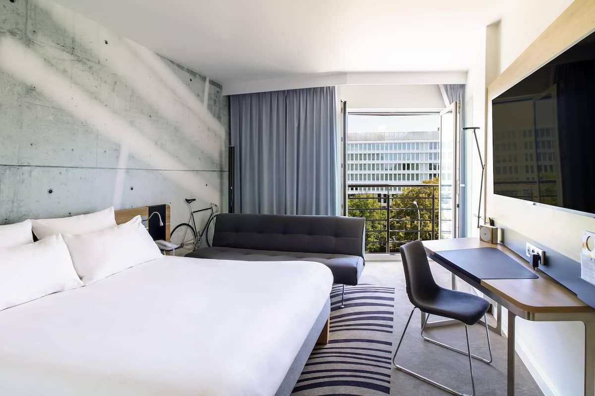 Roba de llit hipoal·lergògena, caixa forta a l'habitació i escriptori