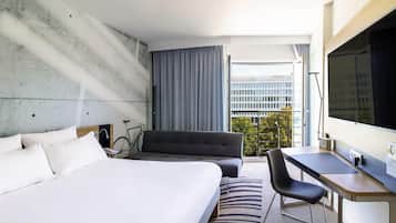 Hypo-allergenic bedding, in-room safe, desk, blackout curtains