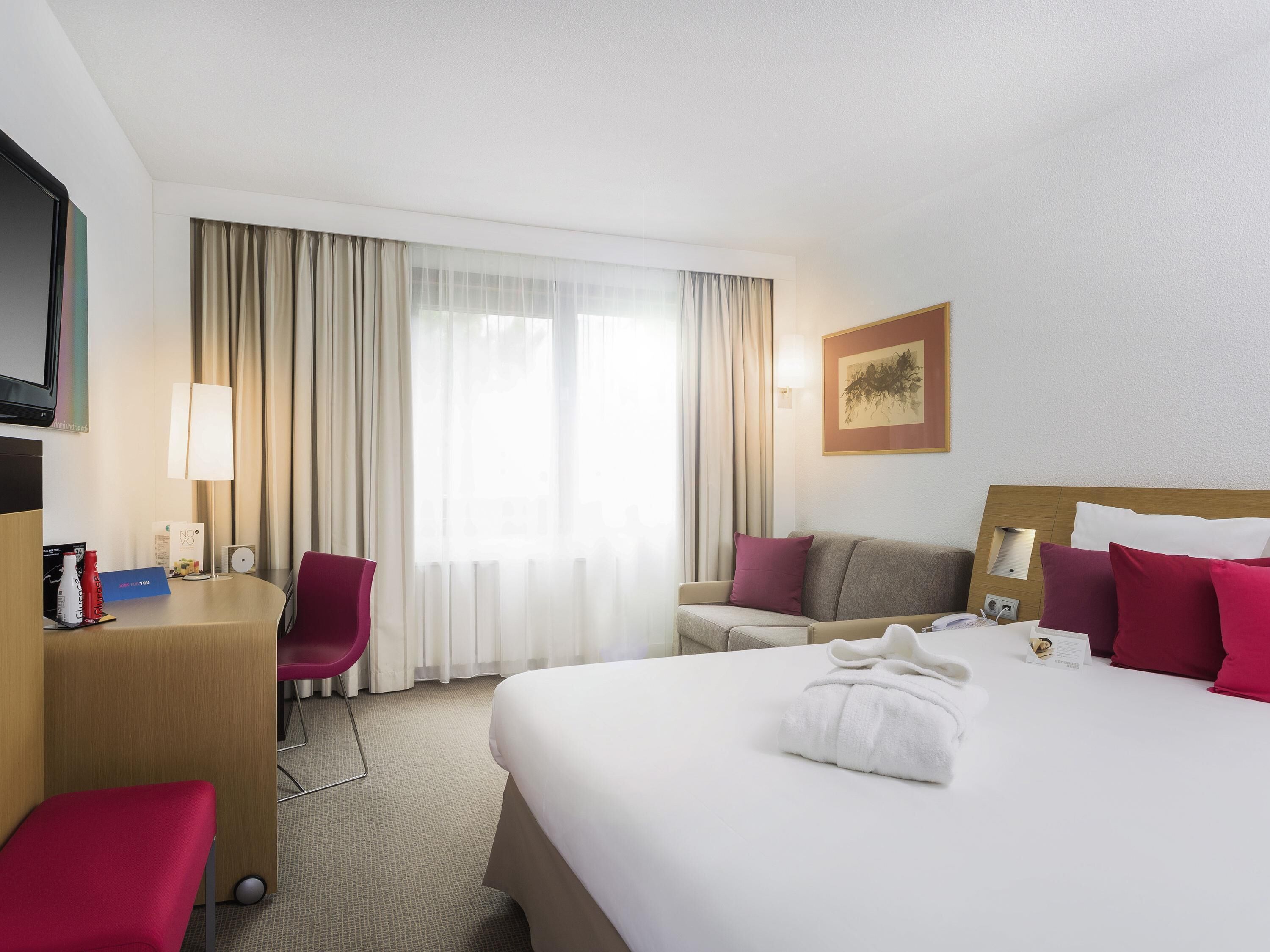 Standard Room, 1 Double Bed | Hypo-allergenic bedding, in-room safe, desk, blackout drapes