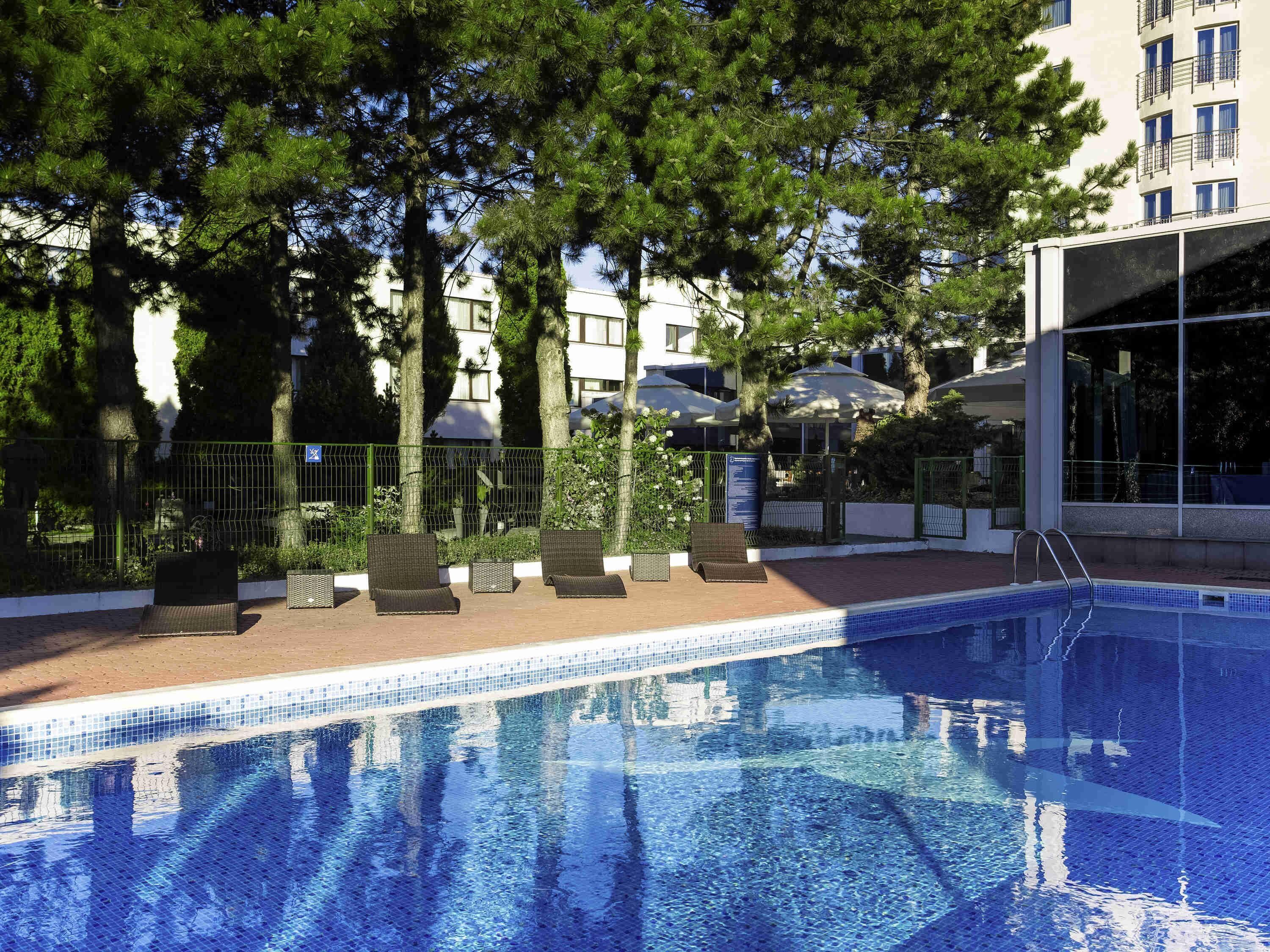 seasonal outdoor pool, open 7 am to 10 pm, pool loungers