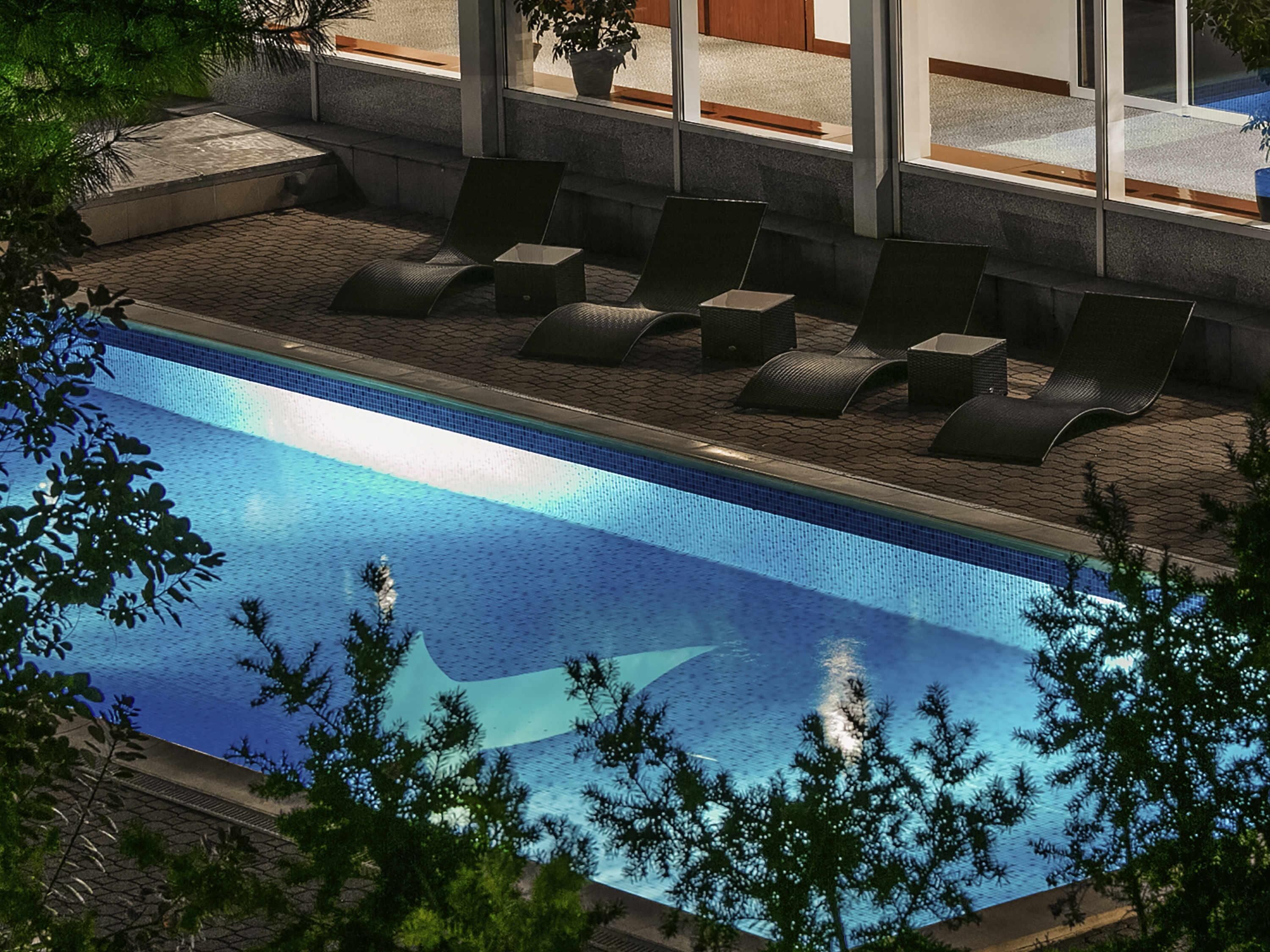 seasonal outdoor pool, open 7 am to 10 pm, pool loungers