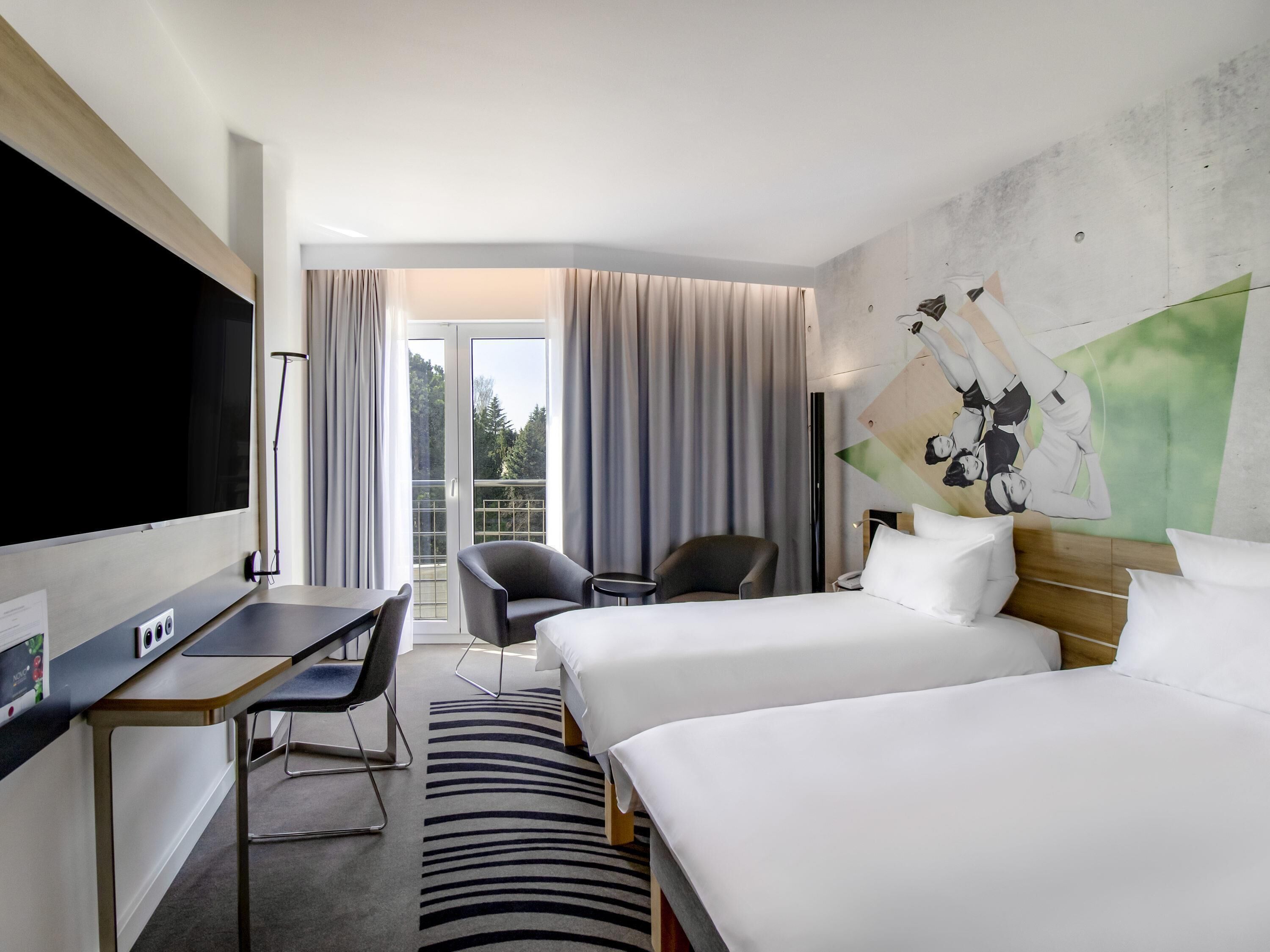 スタンダード ツインルーム シングルベッド 2 台 | 低刺激性寝具、セーフティボックス (室内)、デスク、遮光カーテン