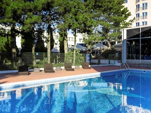 Piscine extérieure (ouverte en saison), chaises longues