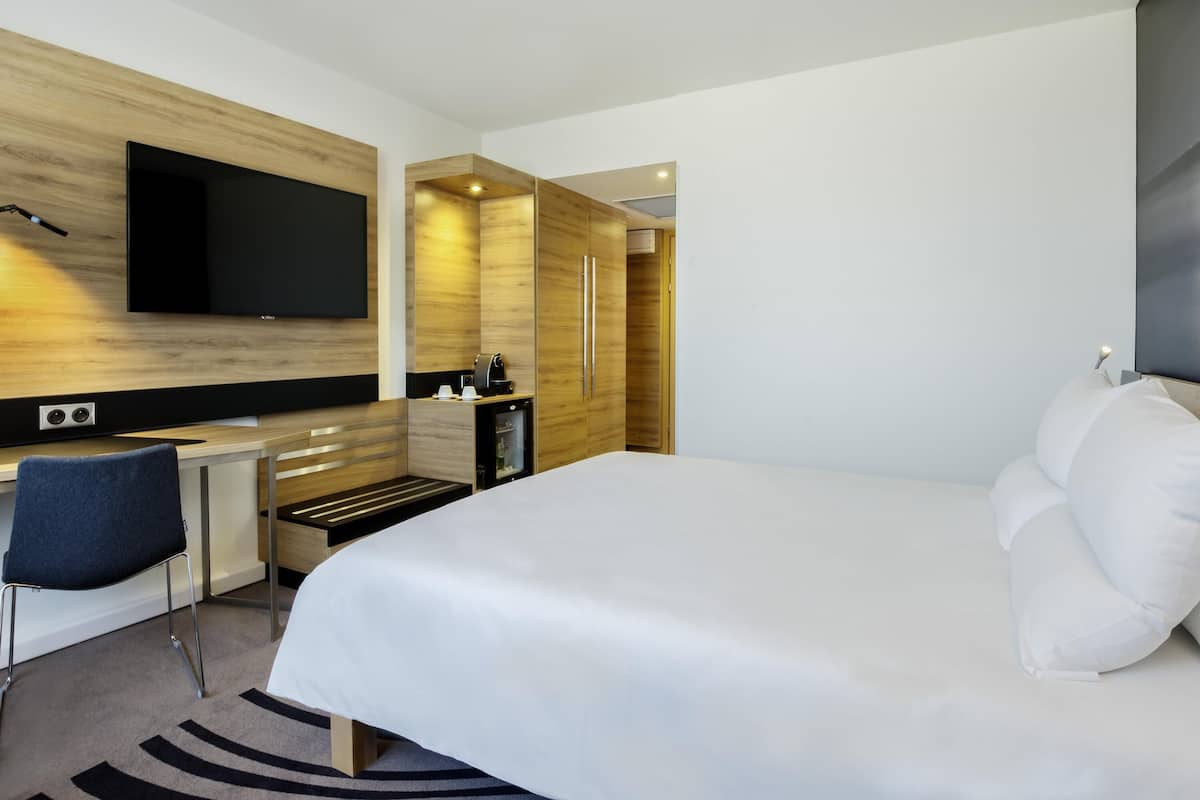 Executive Room, 1 Double Bed with Sofa bed | Hypo-allergenic bedding, in-room safe, desk, blackout drapes