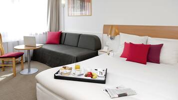 Habitación estándar, 1 cama doble con sofá cama | Ropa de cama hipoalergénica, caja fuerte, escritorio y cortinas opacas