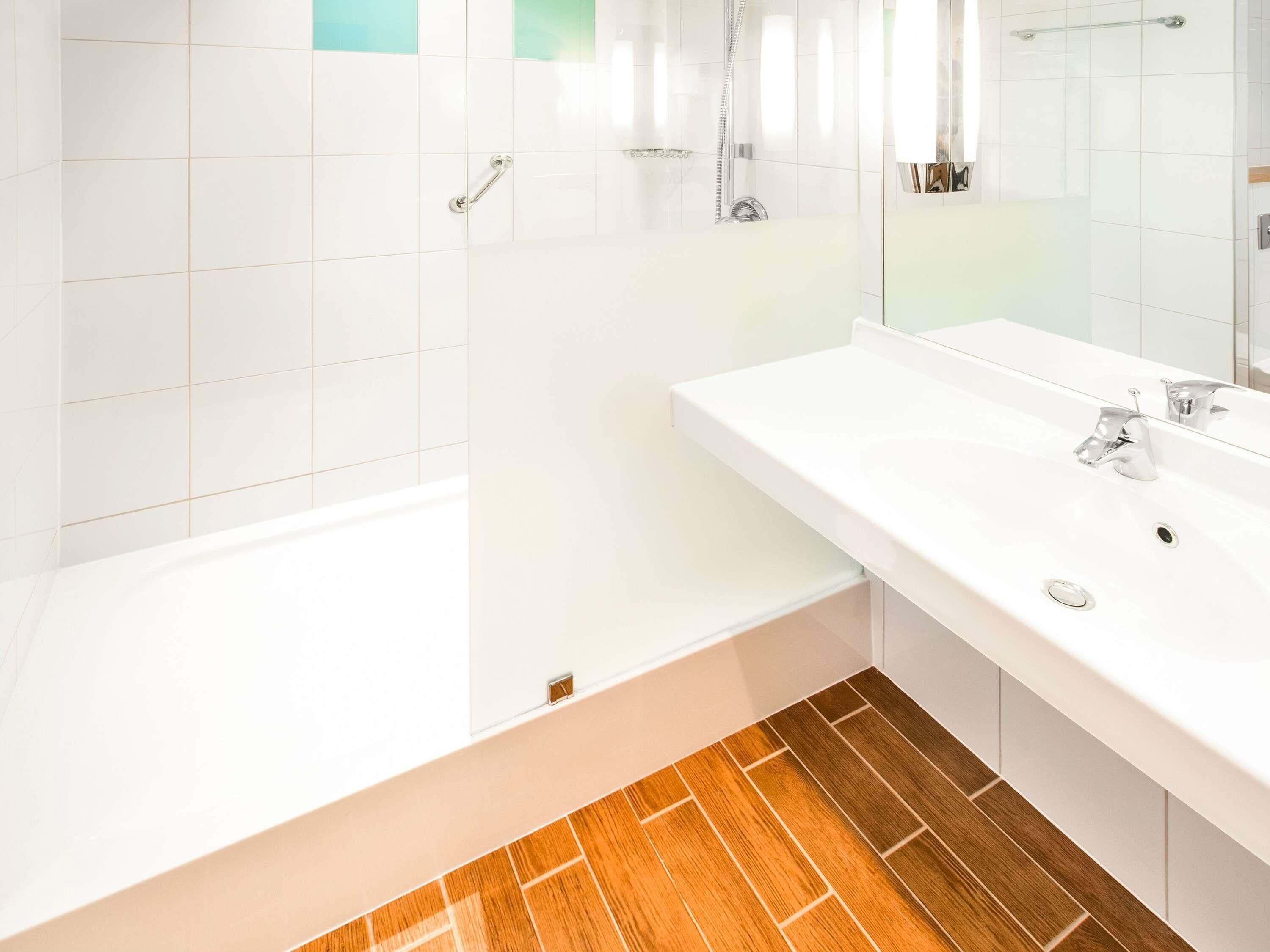 低刺激性寝具、セーフティボックス (室内)、デスク、遮光カーテン