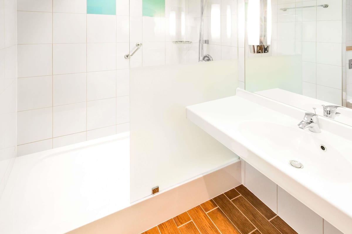 Hypo-allergenic bedding, in-room safe, desk, blackout curtains