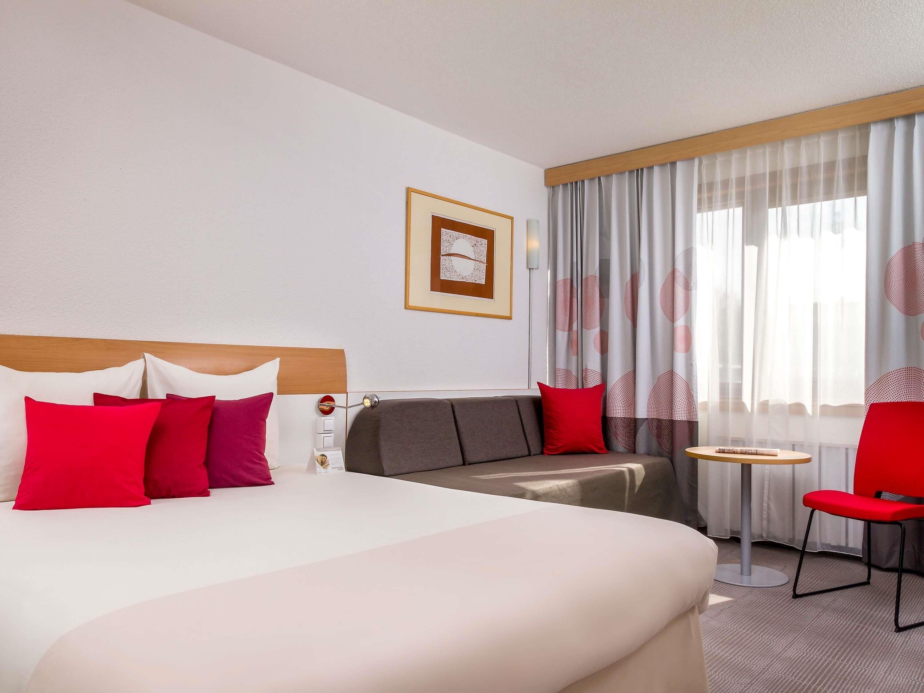 Ropa de cama hipoalergénica y caja de seguridad en la habitación 