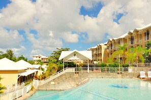 Kolam renang outdoor, dengan payung kolam renang dan kursi berjemur