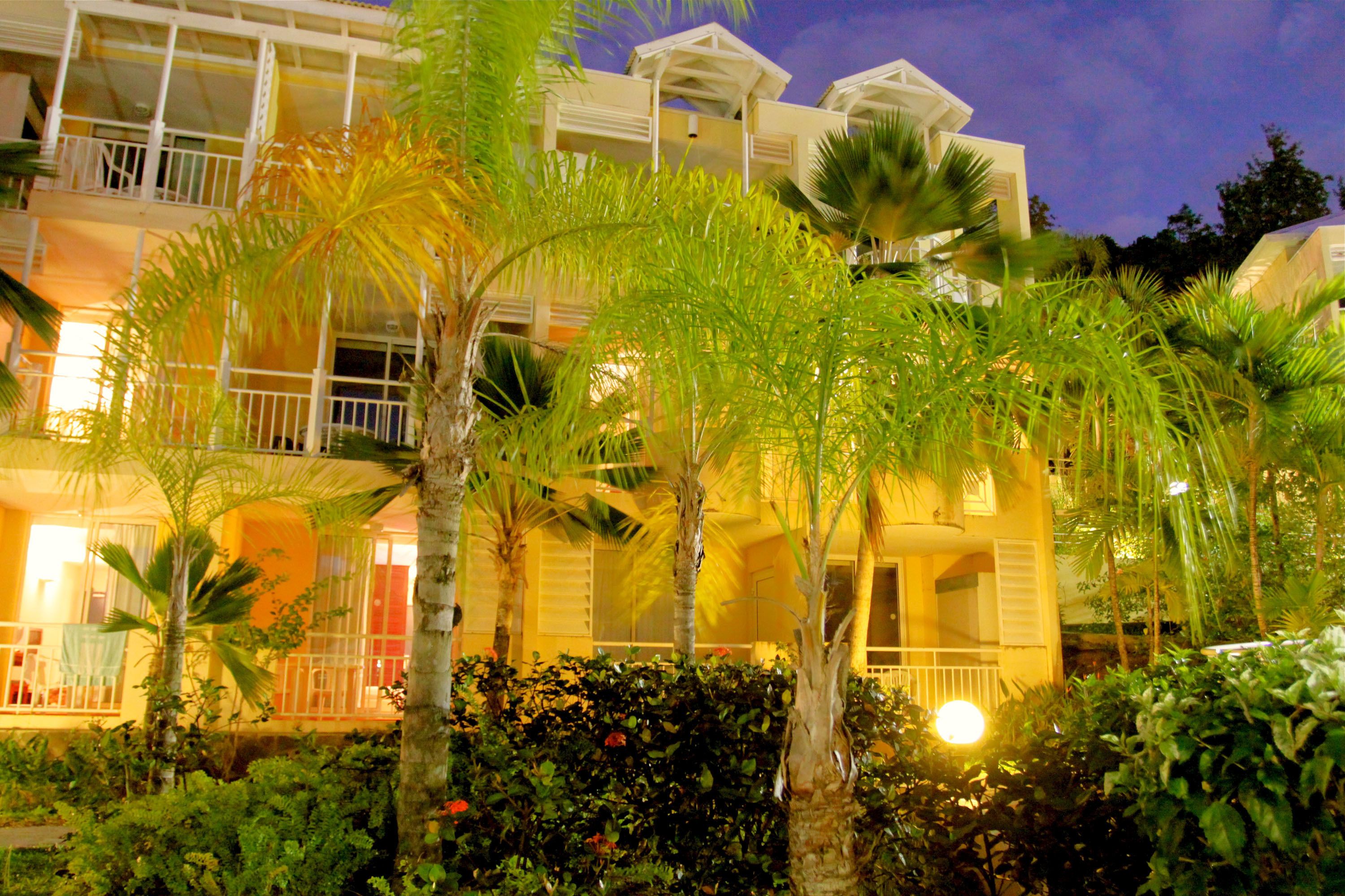 施設の正面 (日没後)