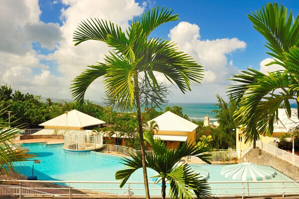 Piscine extérieure, parasols, chaises longues