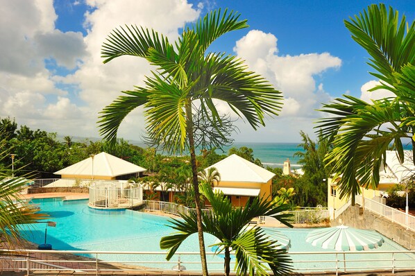 Outdoor pool, pool umbrellas, sun loungers