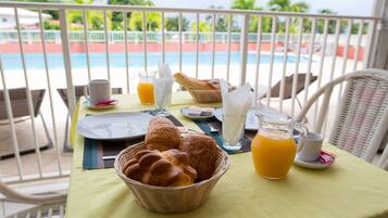 Daily buffet breakfast for a fee