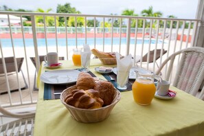 Sarapan prasmanan setiap hari (EUR 12 per orang)
