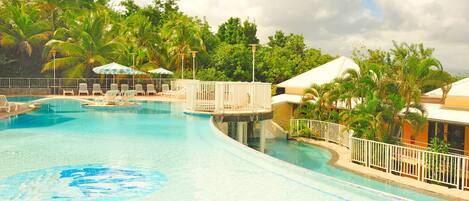 Piscine extérieure, parasols de plage, chaises longues