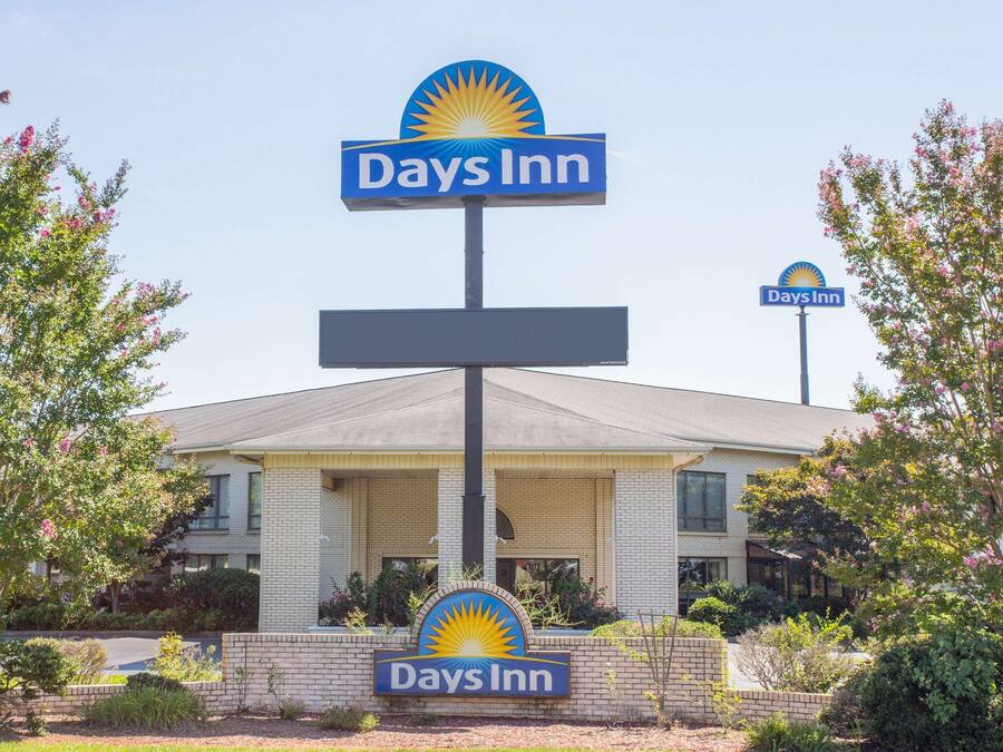 A Days Inn hotel with a prominent sign, a brick facade, and a covered entrance.