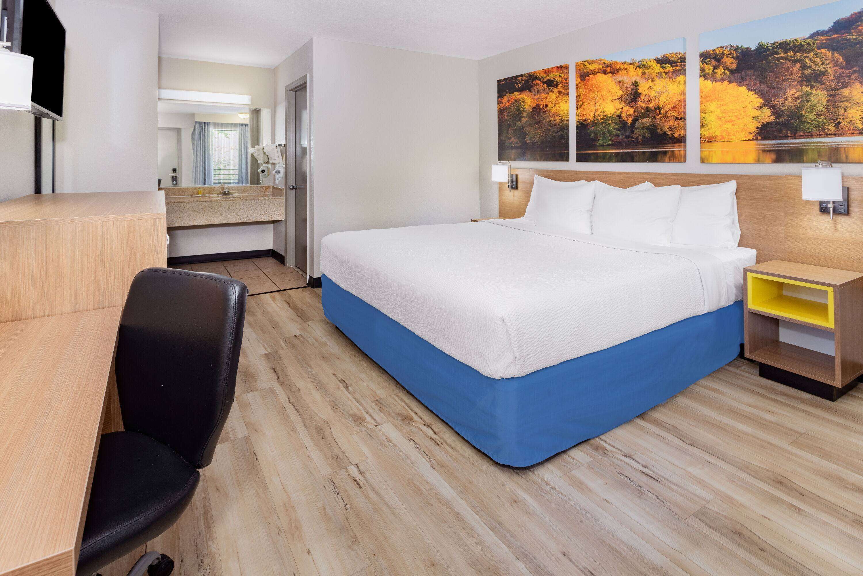 Standard Room, 1 King Bed, Non Smoking | Desk, blackout curtains, iron/ironing board, free cots/infant beds