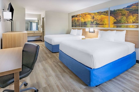 Escritorio, cortinas blackout y tabla de planchar con plancha . Days Inn by Wyndham Spartanburg Waccamaw