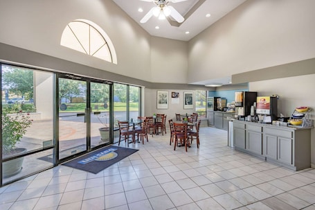 Café da manhã para viagem grÔtis todos os dias