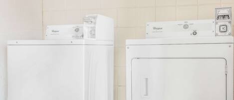 Dos secadoras Whirlpool blancas, una al lado de la otra, frente a una pared de azulejos.