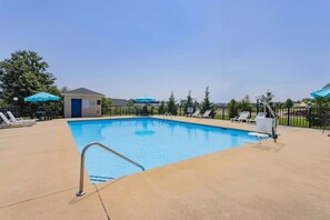 Piscina externa sazonal, funciona das 10h às 22h, espreguiçadeiras