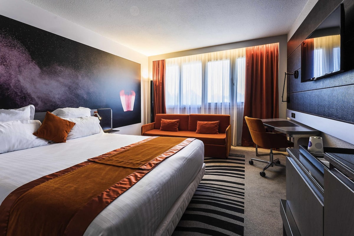 classic room, multiple beds | in-room safe, desk, blackout curtains, soundproofing