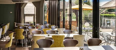 Lunch, dinner served; French cuisine, alfresco dining