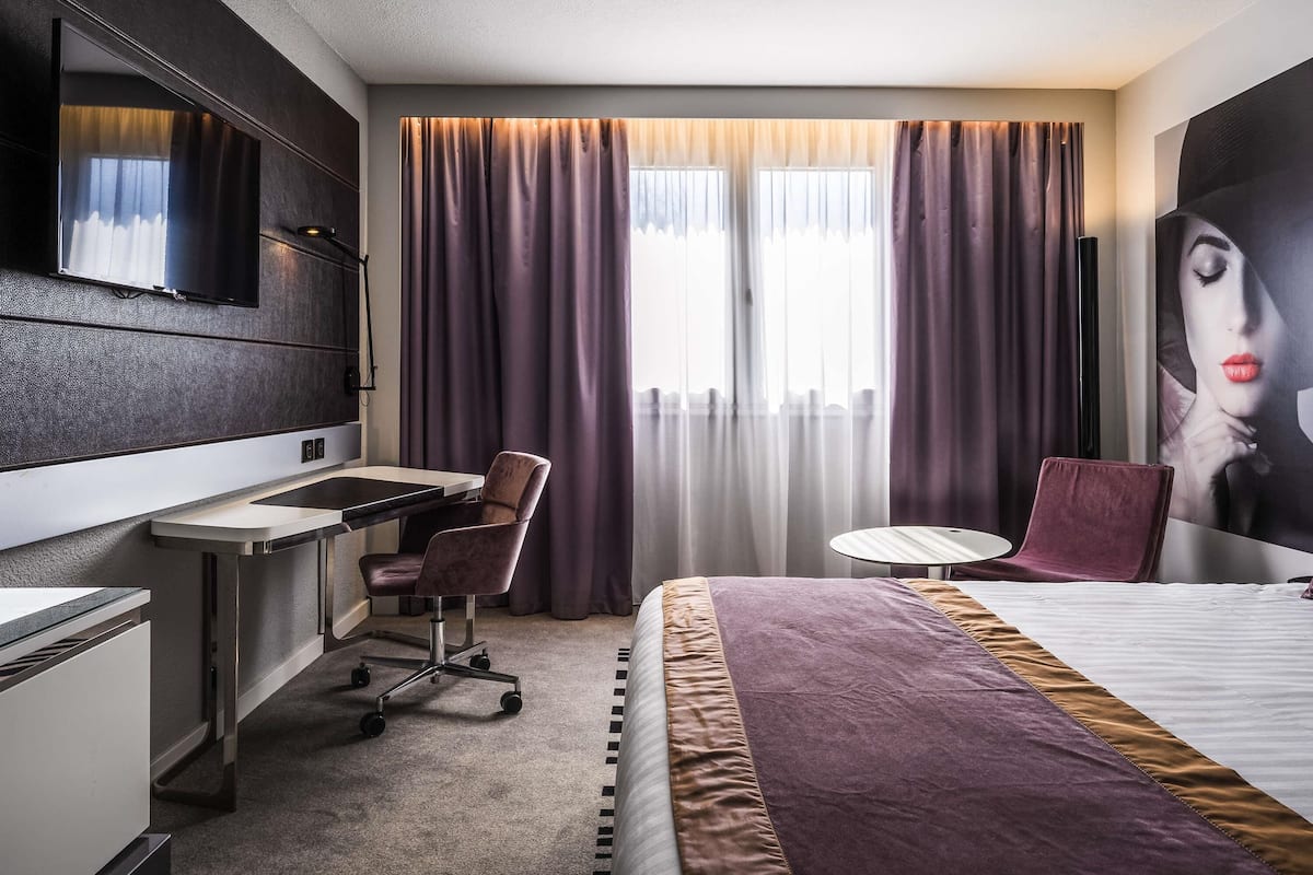 Executive kamer, meerdere bedden | Een kluis op de kamer, een bureau, verduisterende gordijnen