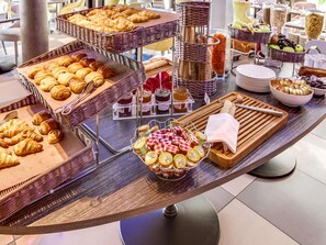 Desayuno buffet todos los días (con cargo) 