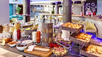 Petit déjeuner buffet servi tous les jours en supplément
