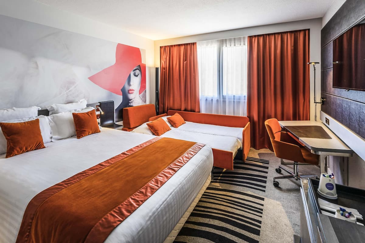 Classic-huone, useita sänkyjä | Tallelokero huoneessa, työpöytä, pimennysverhot, äänieristys