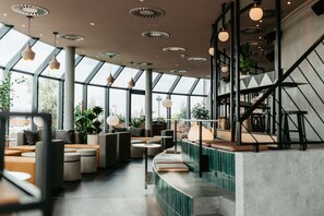 Bar auf der Dachterrasse, Blick auf den Garten, täglich geöffnet