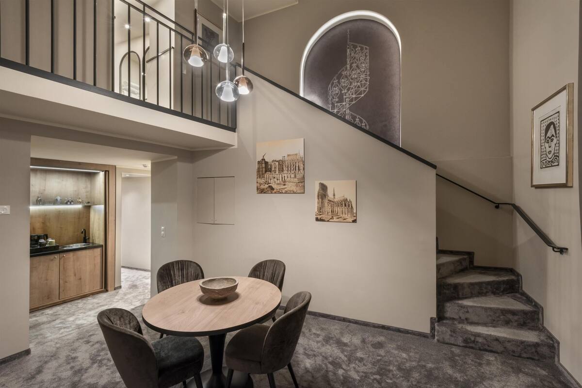 Duplex Suite | Bộ đồ giường kháng dị ứng, chăn bông, minibar, két bảo mật tại phòng 