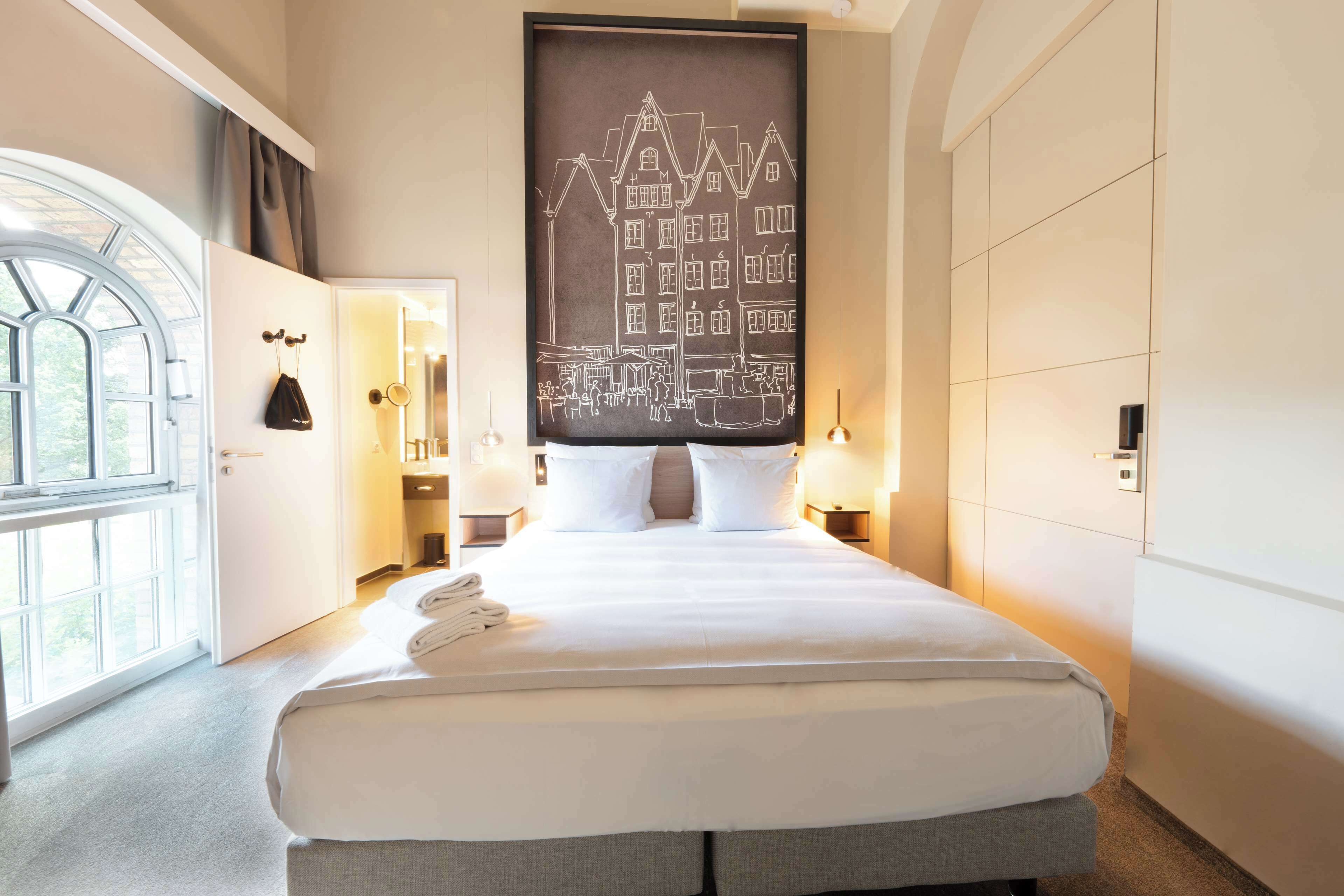 junior suite, 1 king bed | hypo-allergenic bedding, down duvets, minibar, in-room safe