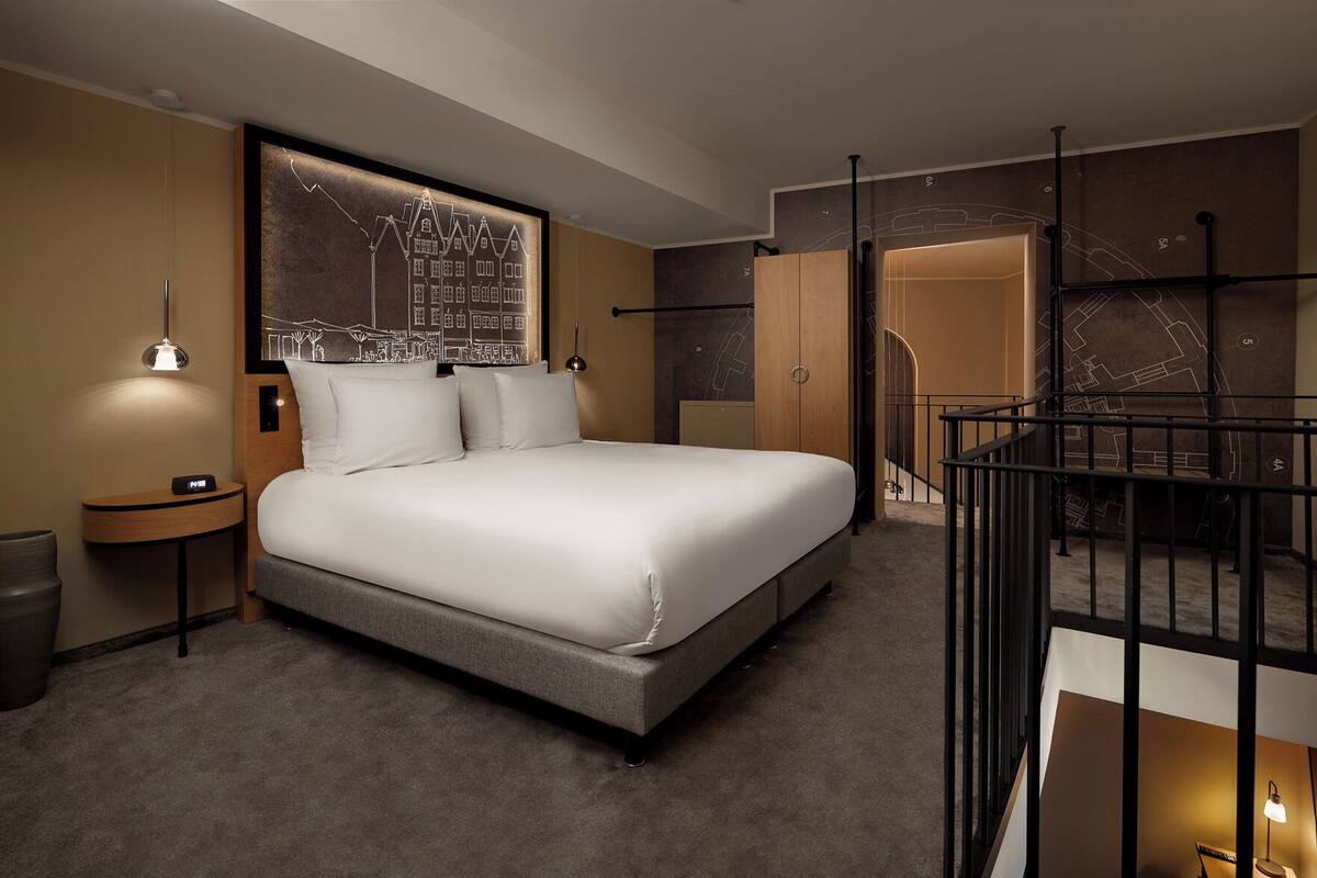 Bộ đồ giường kháng dị ứng, chăn bông, minibar, két bảo mật tại phòng 