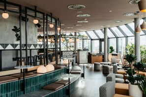 Bar sur le toit, vue sur le jardin, ouvert tous les jours
