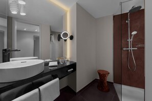 Bathroom shower - Wasserturm Hotel Cologne, Curio Collection by Hilton (Cologne)